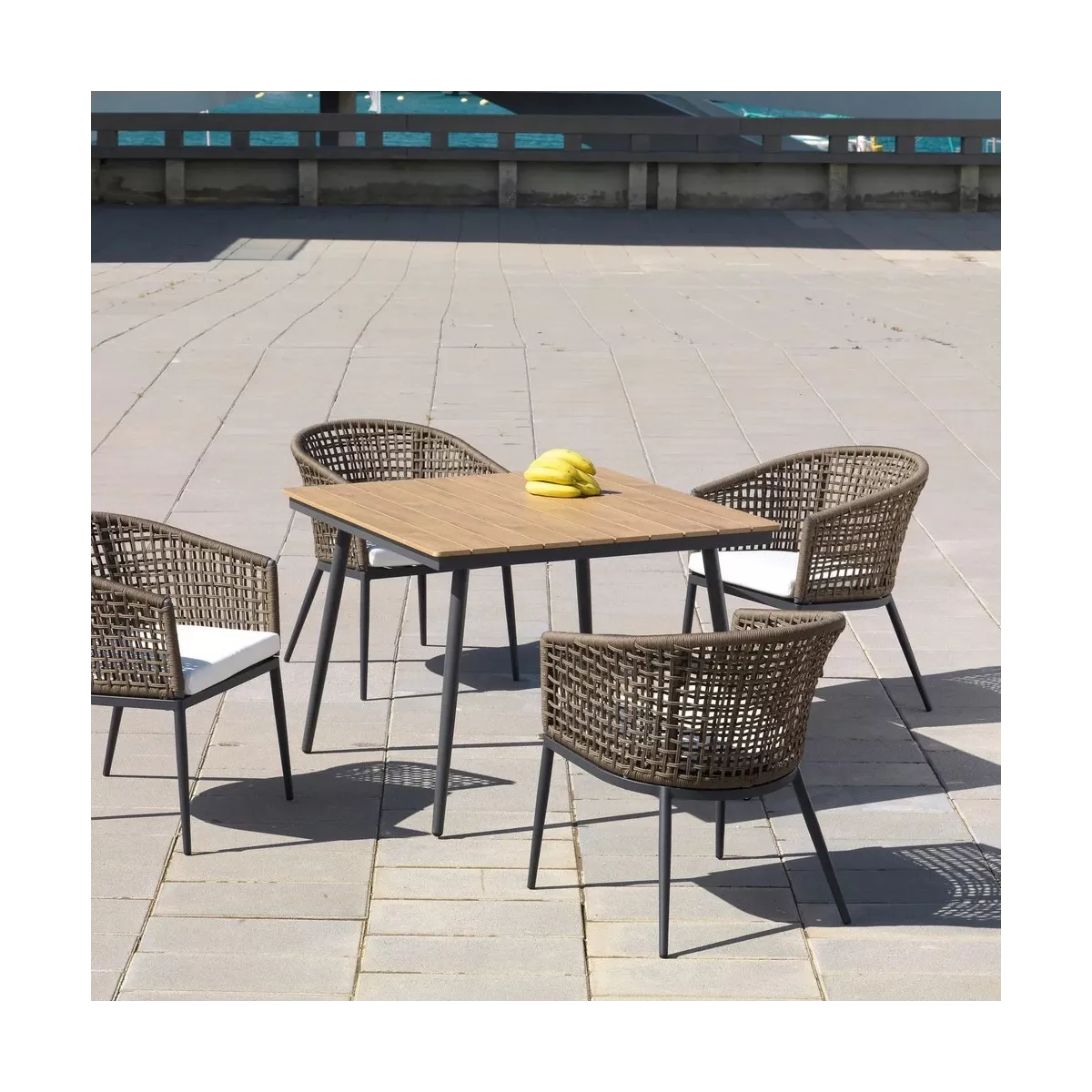 Table Roma 100x100