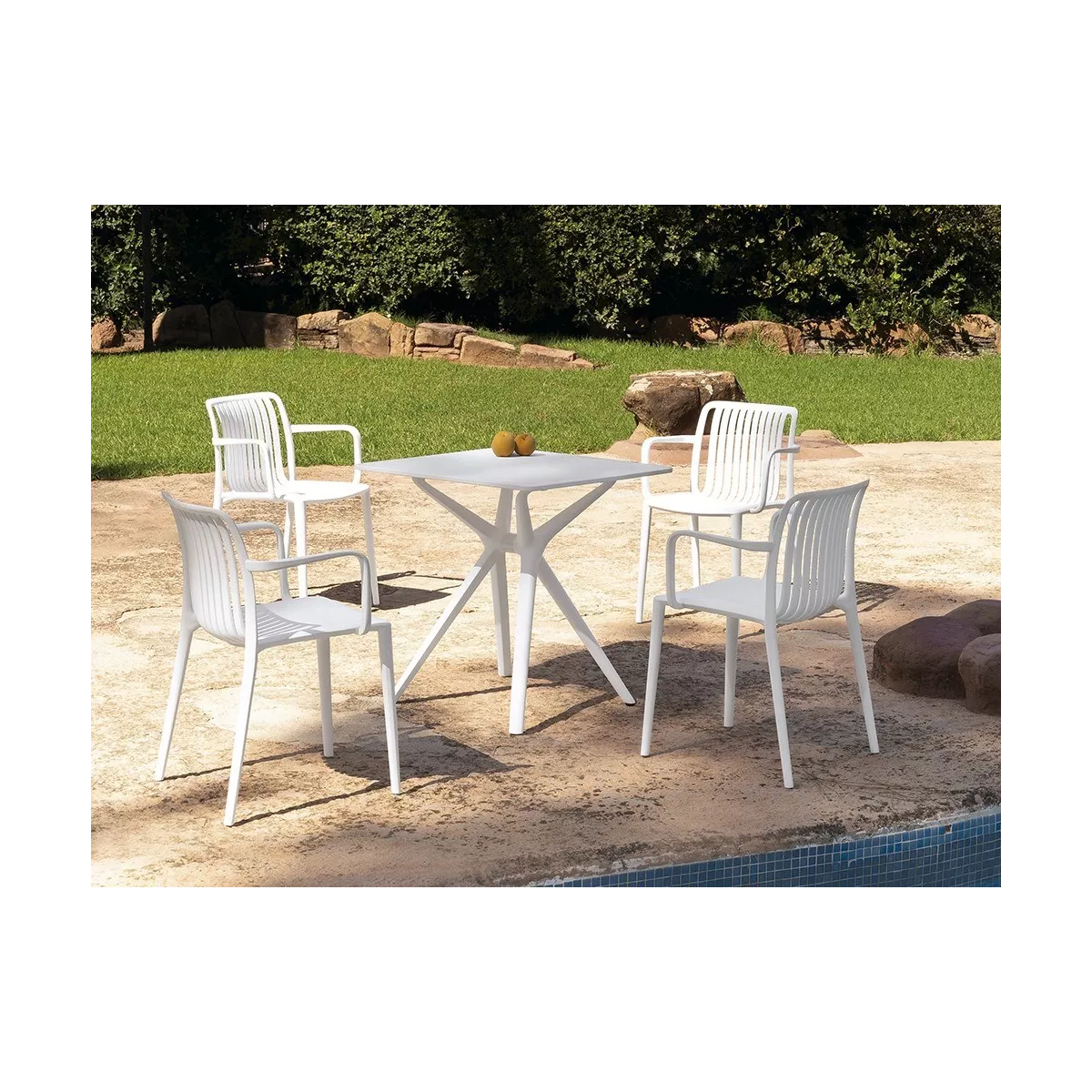 Table Olivia 70x70 en Résine Blanche spécial extérieur