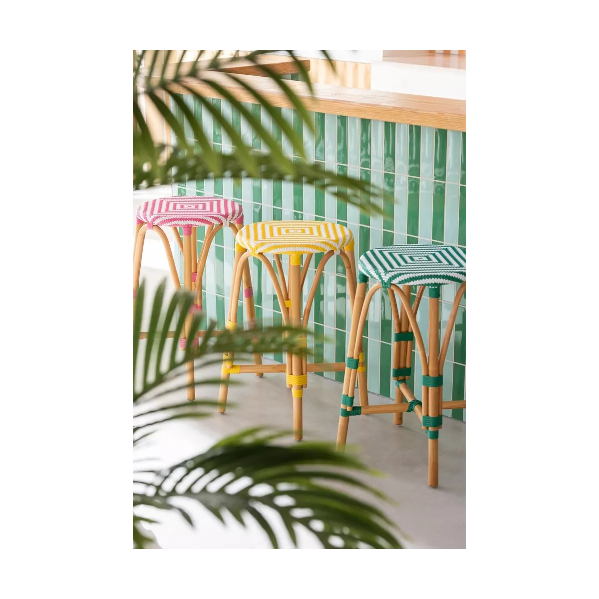 Tabouret de bar Bistrot Jili Rotin Rose et Blanc