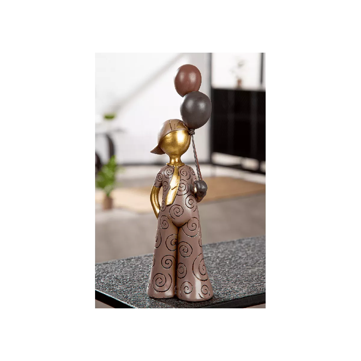 Statue Jeune avec des ballons  H.33cm