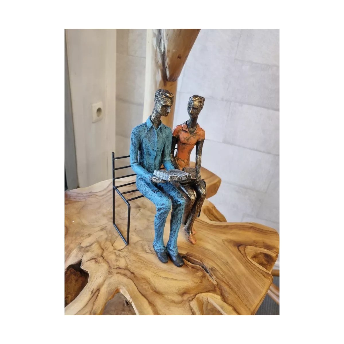 Couple  Métal Assis Avec Livres