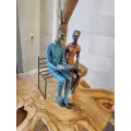 Couple  Métal Assis Avec Livres