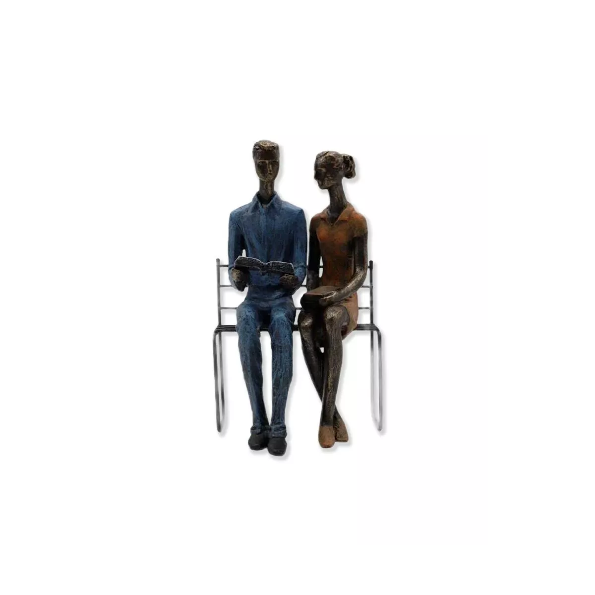 Couple  Métal Assis Avec Livres