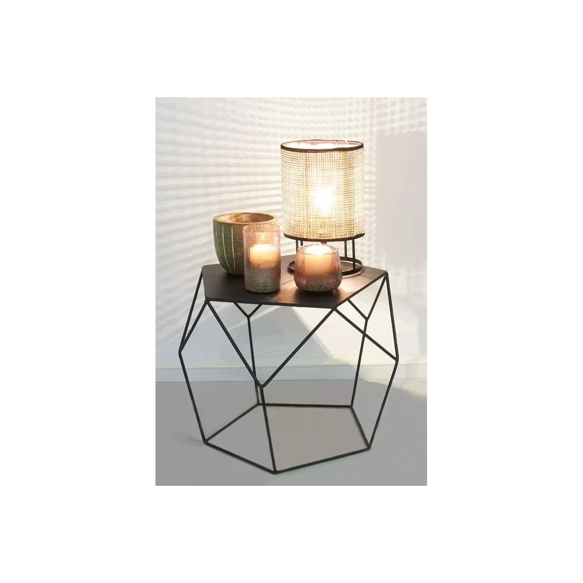 Lampe en rotin et pied en métal noir H.29 cm