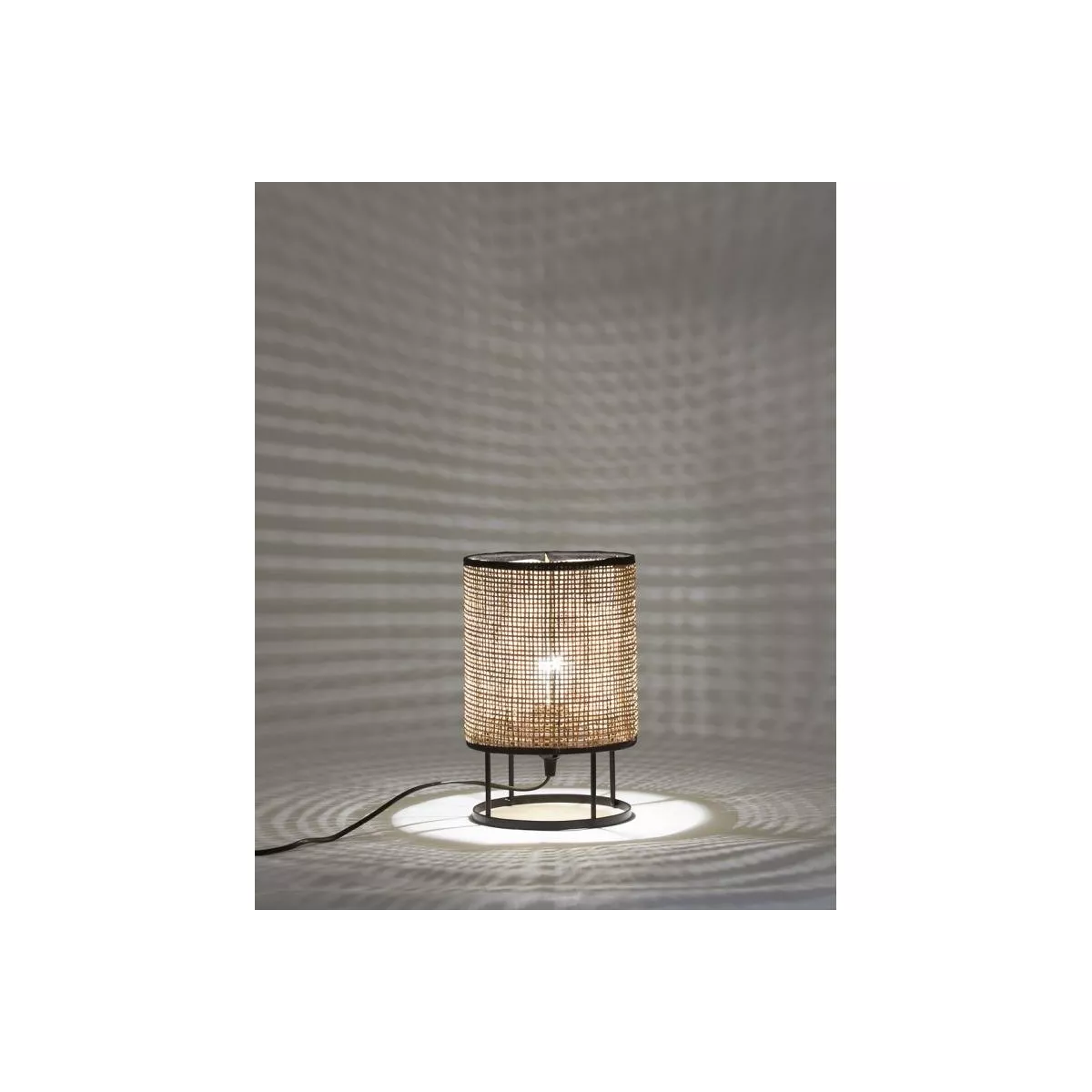 Lampe en rotin et pied en métal noir H.29 cm