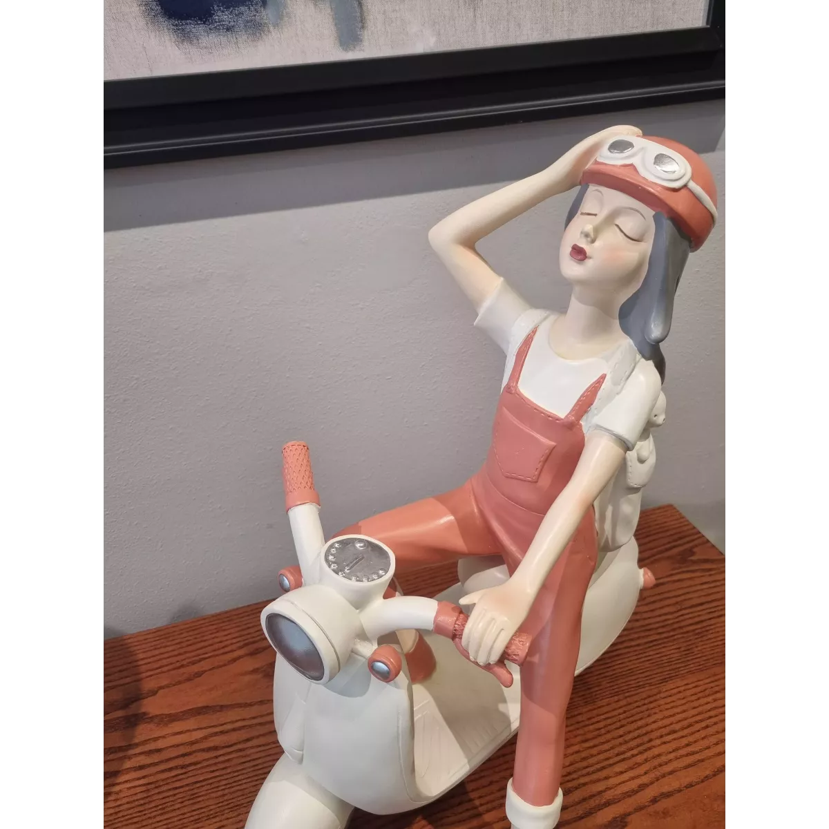 Statue Fille sur  Scooter h50cm