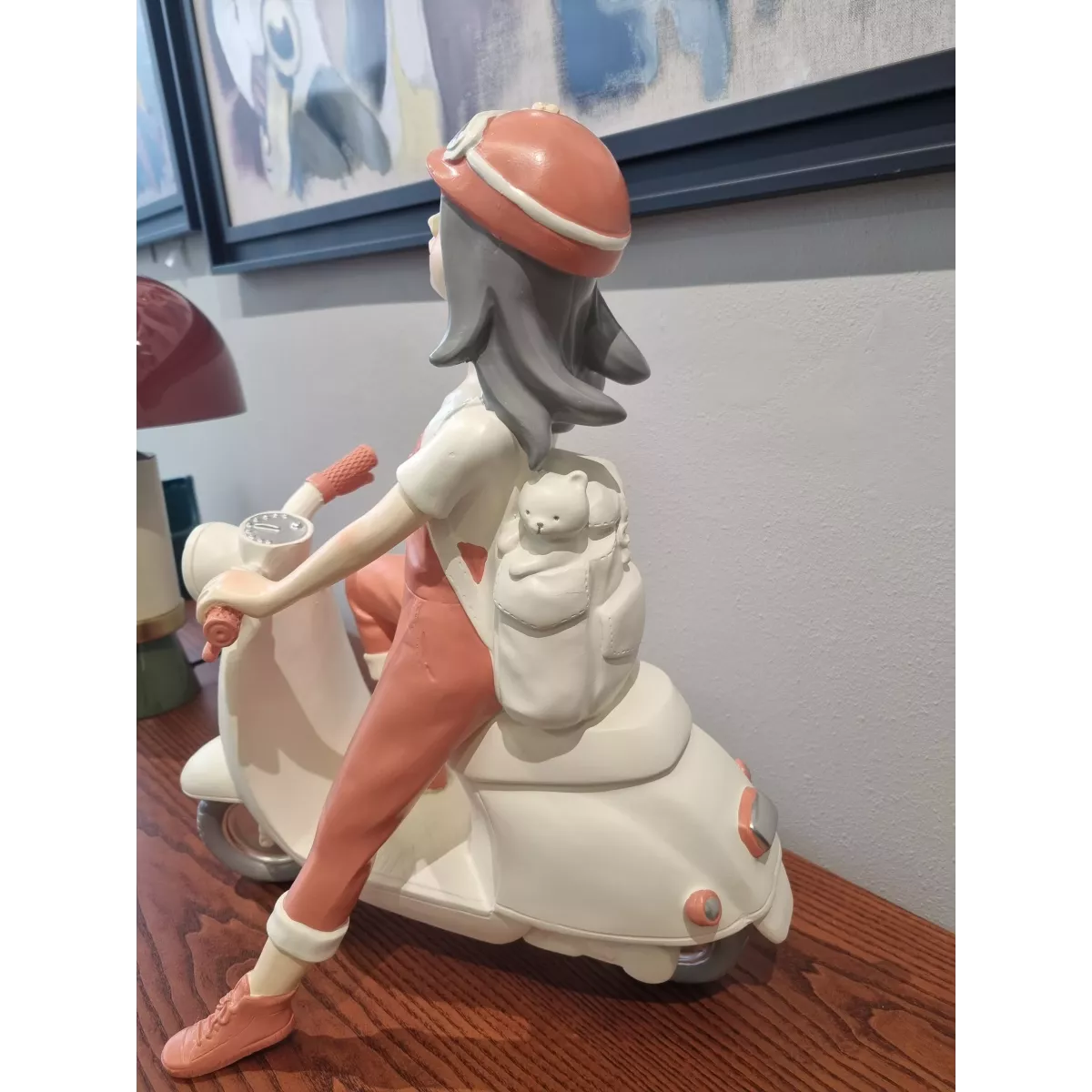 Statue Fille sur  Scooter h50cm