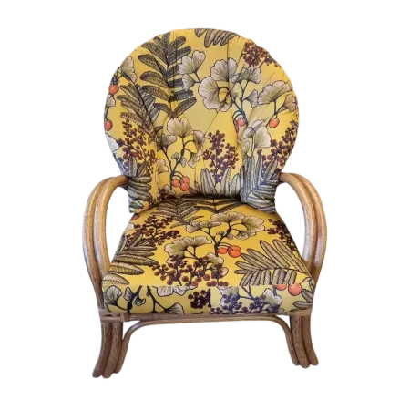 fauteuil en rotin naturel coloris noisette avec tissu coloré feuillage