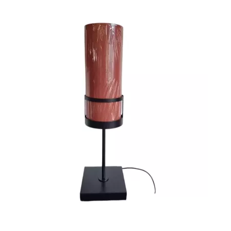 lampe métal noir et chapeau terracotta