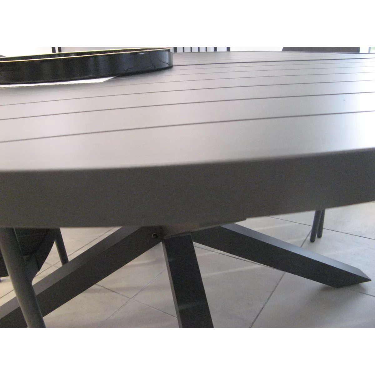 Table Porto Ronde 145 en Aluminium Anthracite avec allonge