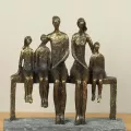 Sculpture Famille sur un banc