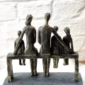 Sculpture Famille sur un banc