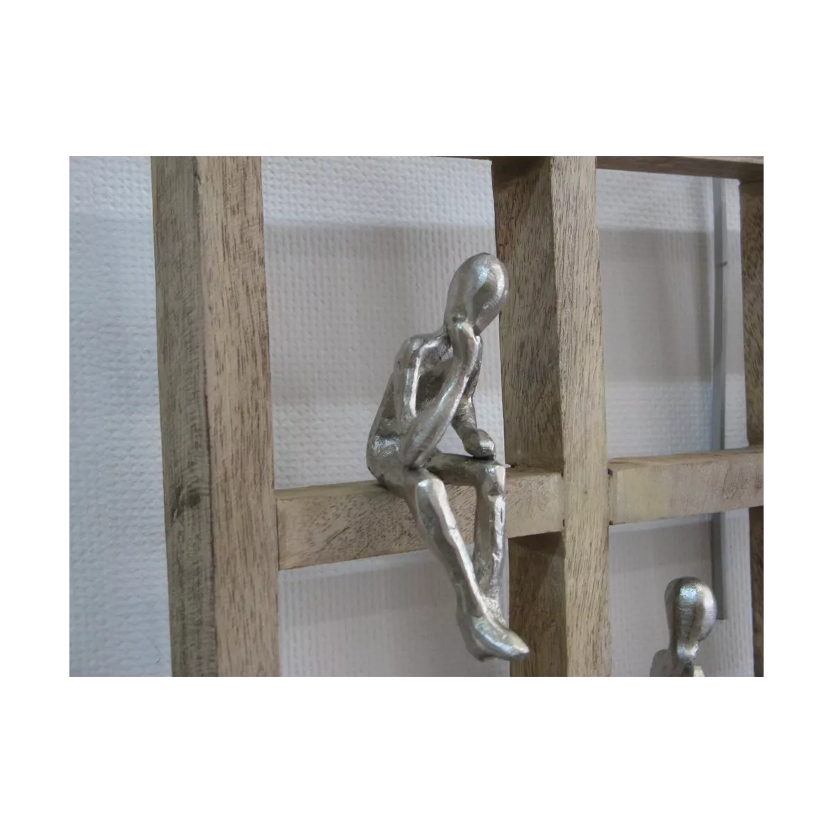 Sculpture murale 5 personnages en aluminuim dans un cadre en Manguier