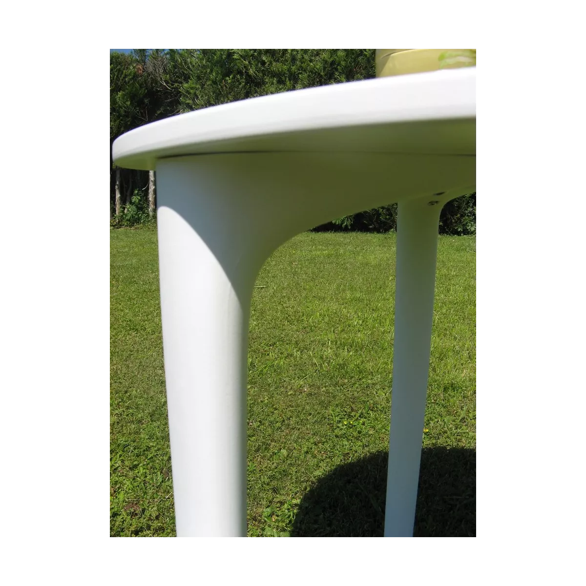 Table Malta @ 70 cm avec 3 pieds en Résine Blanche spécial extérieur