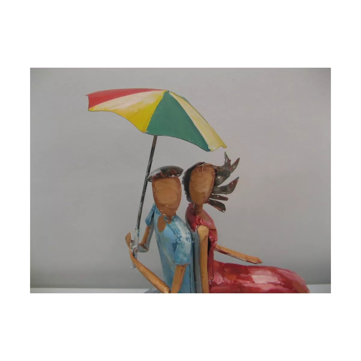 Couple  Métal Assis sous un Parapluie