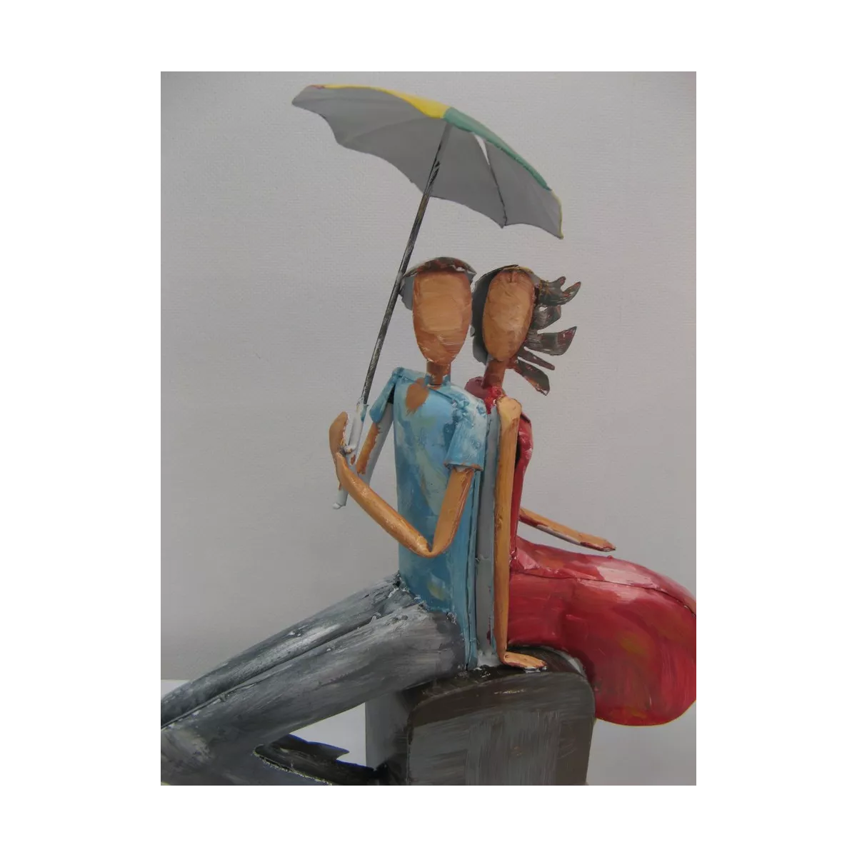 Couple  Métal Assis sous un Parapluie