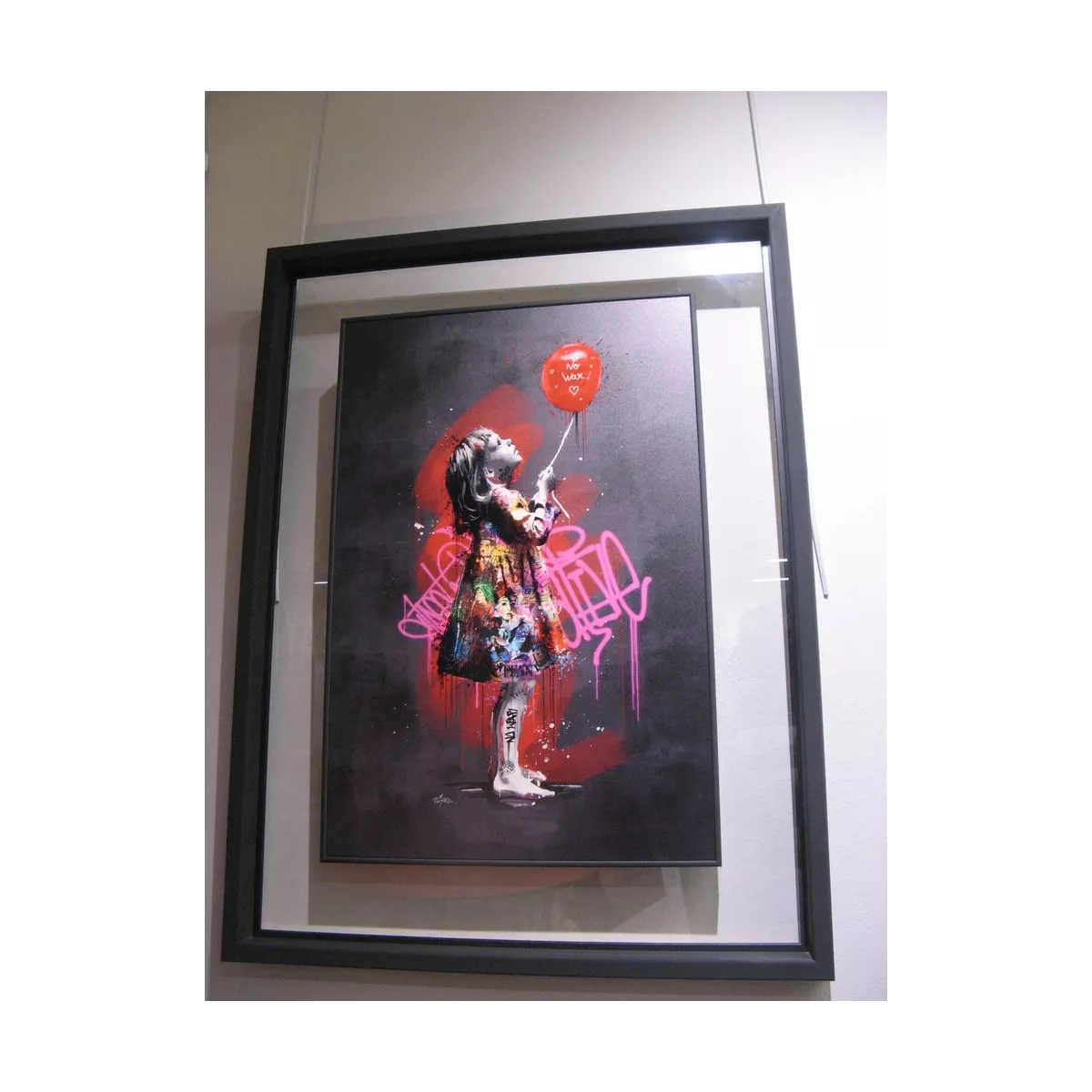 Tableau Romaric, la petite fille et le ballon 62x82 encadrement en verre