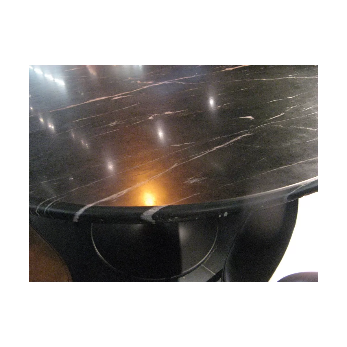 Table Marbre Noir et pied tulipe