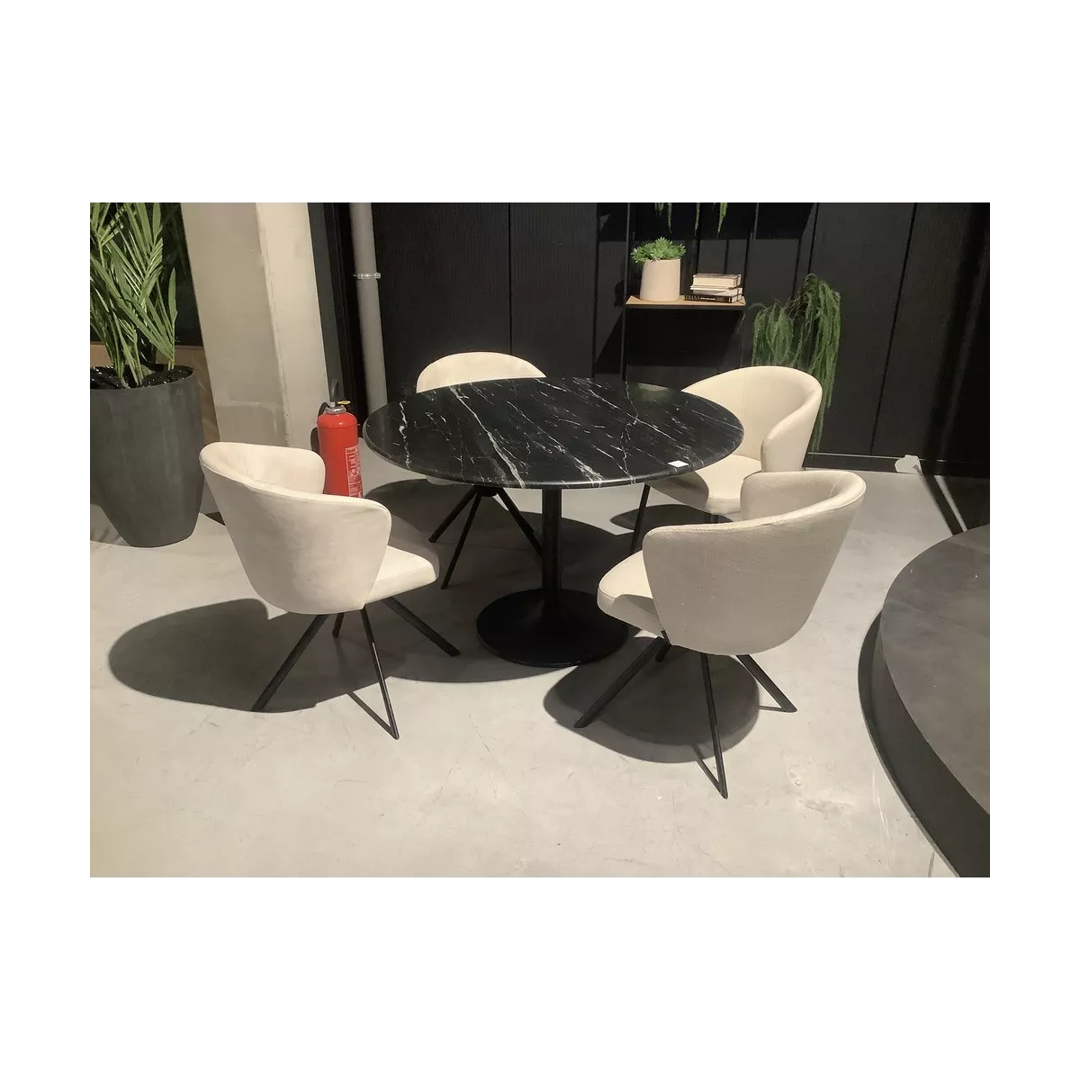 Table Marbre Noir et pied tulipe