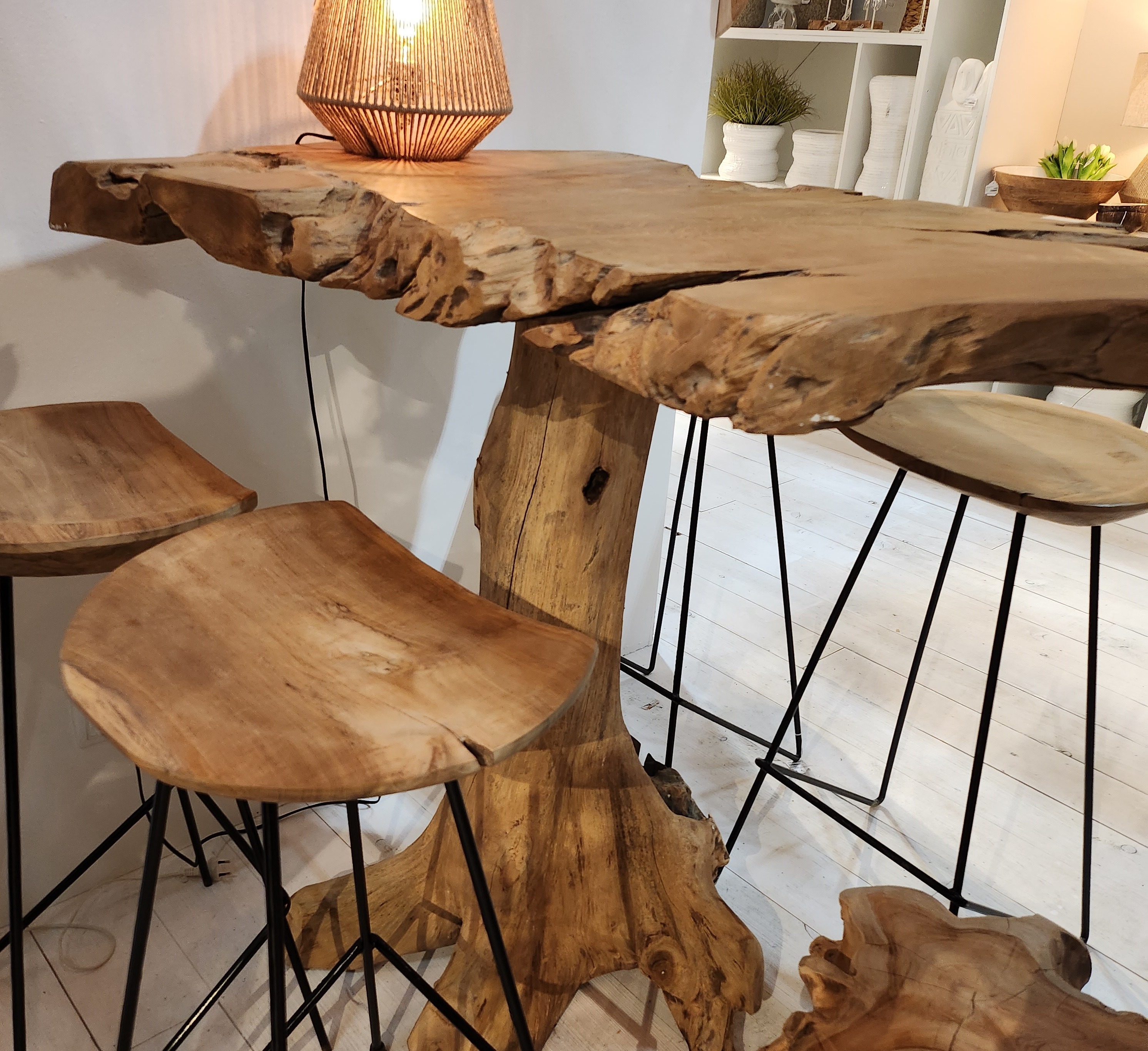 La Touche naturelle : Une Table haute de Bar en  Racine de Teck